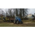 Praėjusį penktadienį komunalininkai dar tvarkė nupjautų medžių šakas – specialiu traktoriniu krautuvu sukrovė jas į priekabas ir išvežė.